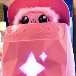 Jouet géant Peekimo sur mesure avec éclairage intégré pour présentation produit