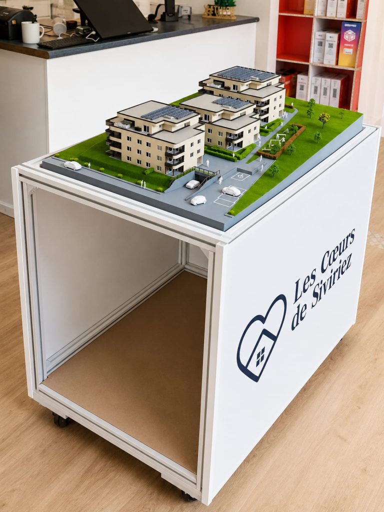 Maquette immobilière sur mesure Les Cœurs de Siviriez présentée sur meuble personnalisé