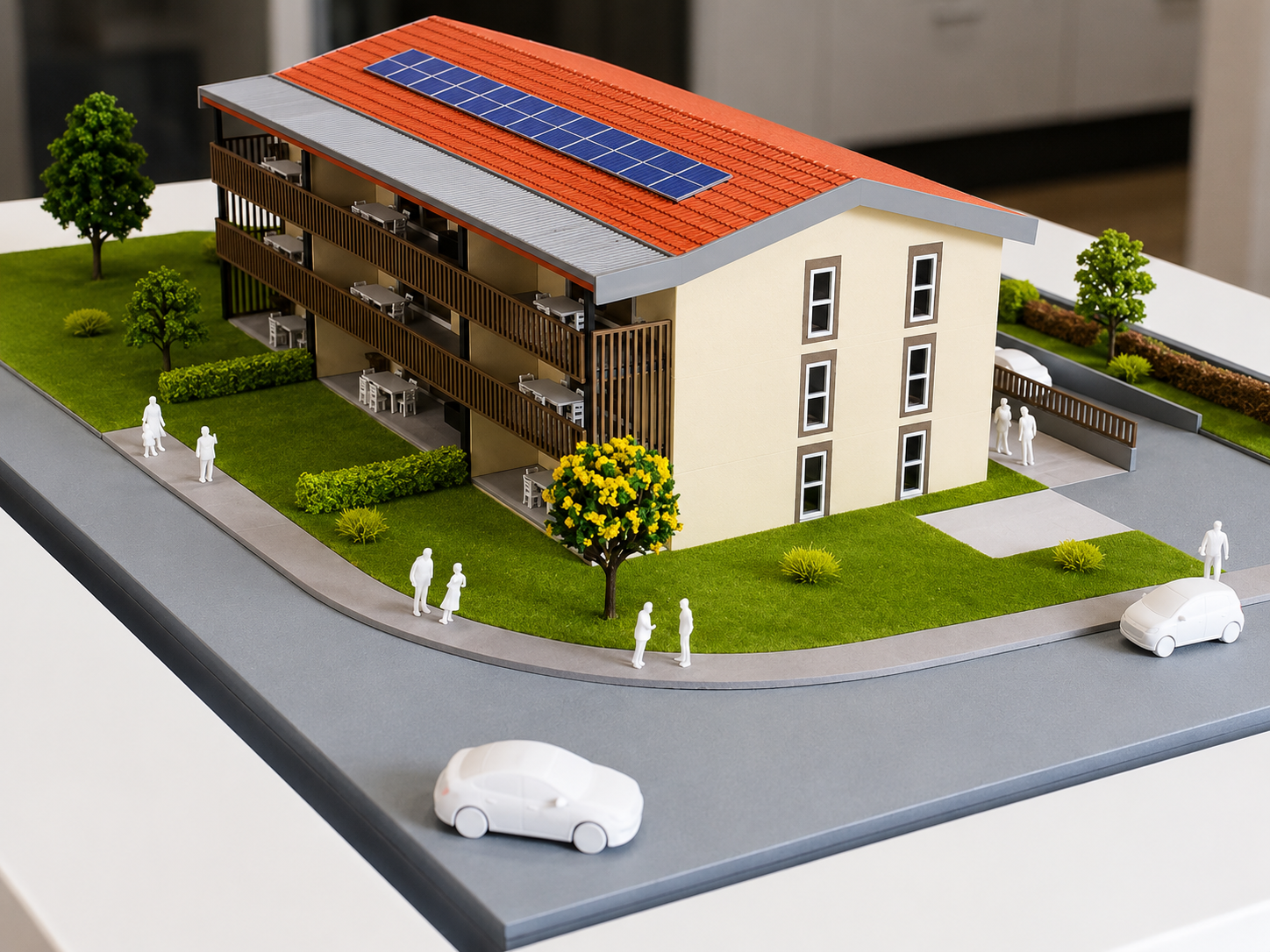 Maquette architecturale résidentielle avec bâtiment, panneaux solaires, espaces verts et accès