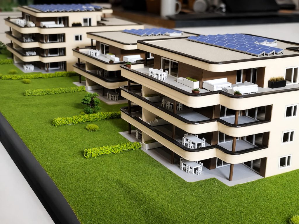 Maquette architecturale résidentielle sur mesure avec bâtiments, jardins et panneaux solaires