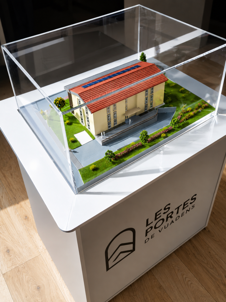 Maquette immobilière sur mesure Les Portes de Vuadens présentée sous capot transparent