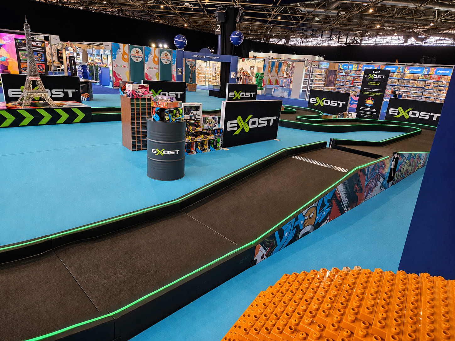 Ligne droite du circuit XL Exost pour voitures radio-télécommandées avec tubes LED, décors de salon et branding Silverlit.