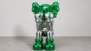 Personnage décoratif XXL chromé vert et argent pour décor événementiel sur mesure