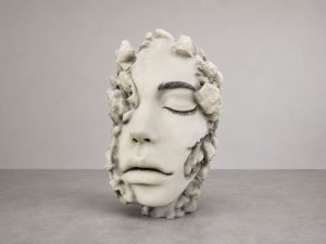 Sculpture de visage sur mesure utilisée comme élément scénographique pour un décor professionnel