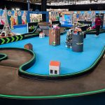 Circuit XL Exost pour voitures radio-télécommandées avec tubes LED, looping et décors sur mesure sur salon du jeu et du jouet.