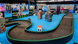 Circuit XL Exost pour voitures radio-télécommandées avec tubes LED, looping et décors sur mesure sur salon du jeu et du jouet.