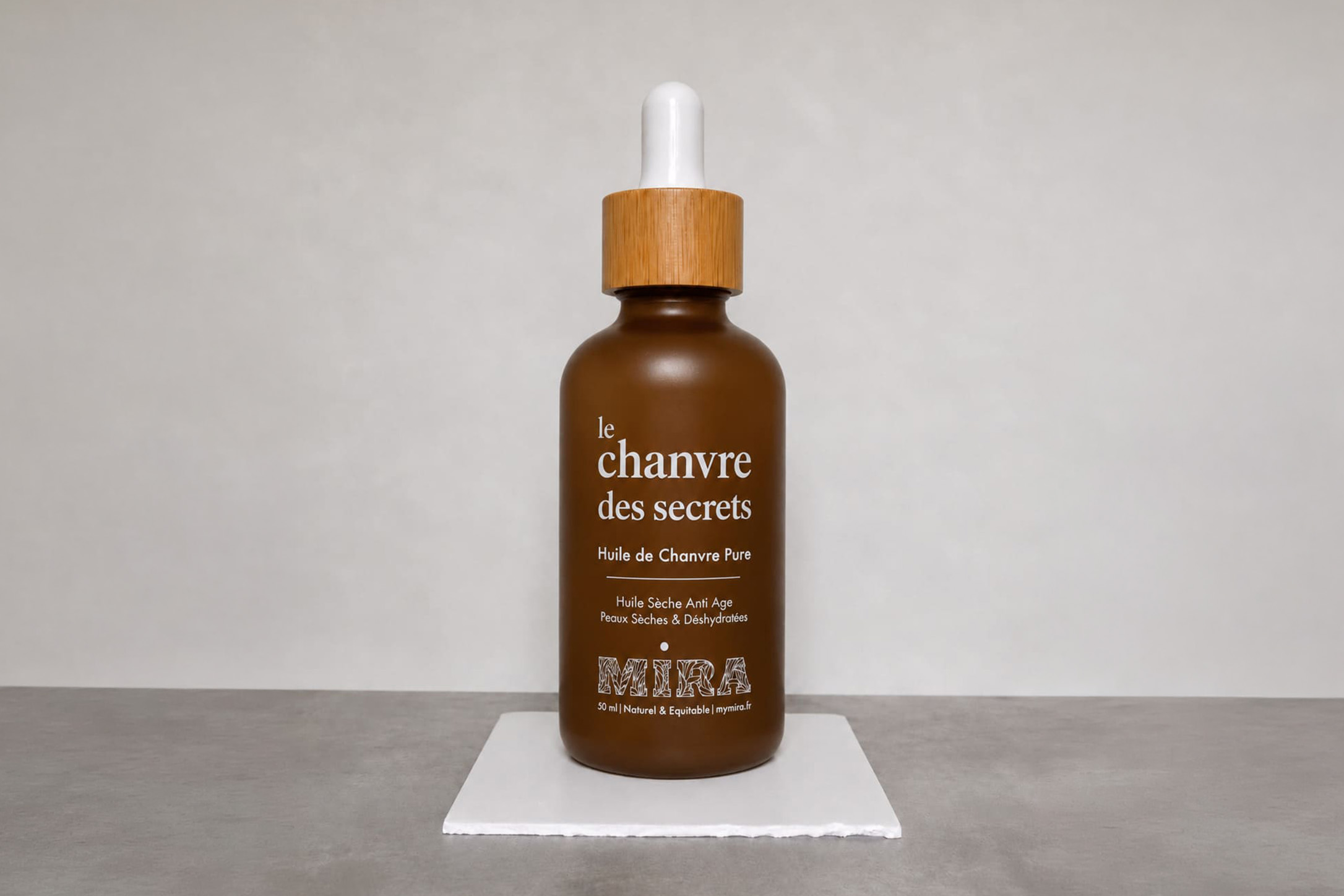 Flacon cosmétique géant sur mesure réalisé comme objet publicitaire XXL pour une marque