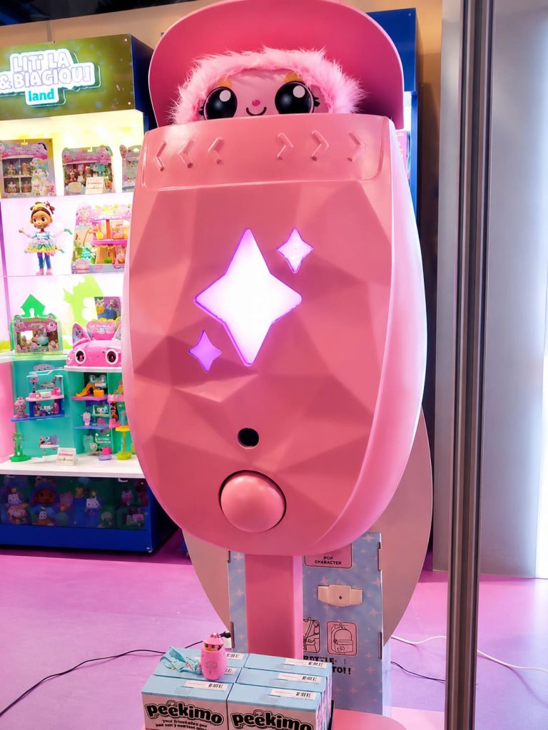 Jouet Peekimo géant sur mesure présenté sur stand pour Spin Master