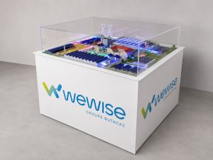 Maquette 3D sur mesure d’un site industriel présentée sous capot transparent