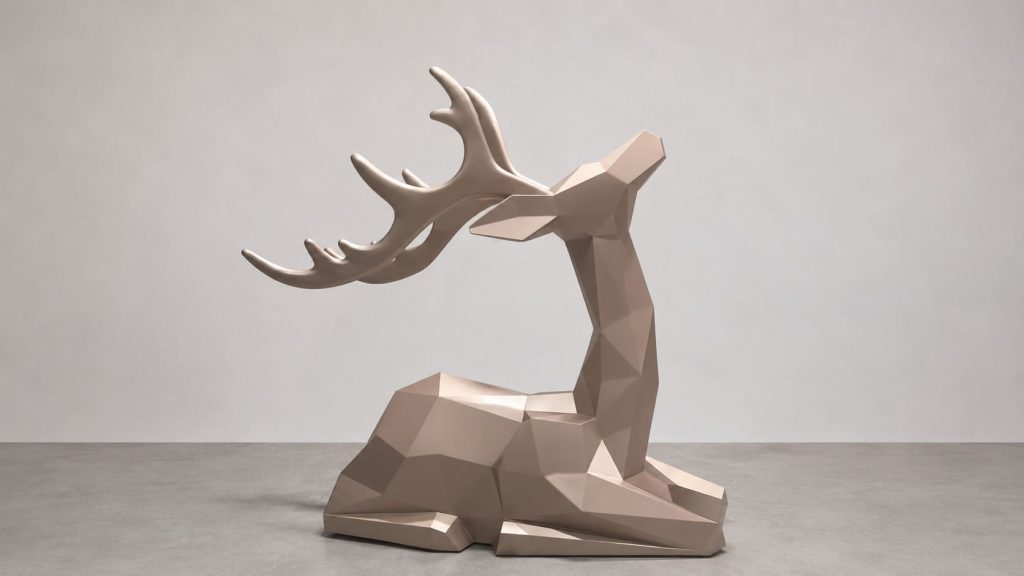 Sculpture de cerf sur mesure au style low poly pour décor immersif professionnel